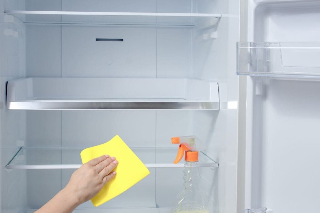 As prateleiras e gavetas são as áreas mais usadas da geladeira e, por isso, tendem a acumular sujeira e resíduos de alimentos. Para limpá-las, prepare uma solução de água morna com detergente neutro.
