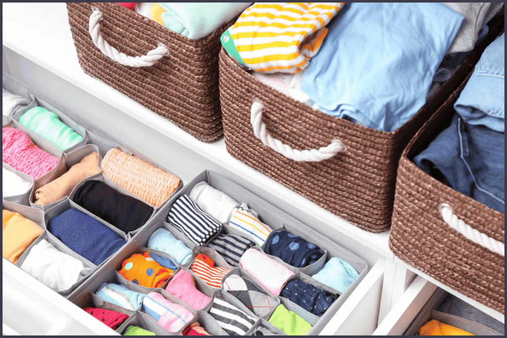 Caixas organizadoras são ótimas para pequenos itens. .