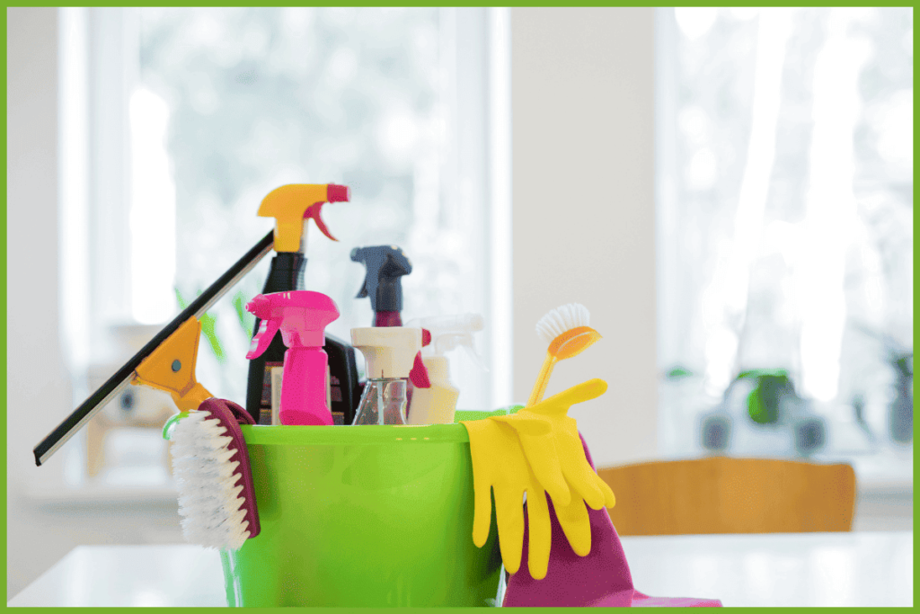 Você já se pegou procurando um produto de limpeza na hora da faxina e perdeu tempo porque não sabia onde estava? Para evitar esse problema, mantenha os produtos sempre organizados e acessíveis. Aqui está uma lista básica do que você precisa:
Detergente multiuso: ótimo para várias superfícies.
Panos de microfibra: absorvem melhor a sujeira e não soltam fiapos.
Álcool líquido ou em gel: essencial para uma desinfecção rápida.
Desinfetante perfumado: além de limpar, deixa um aroma agradável.
Vassoura, rodo e aspirador de pó: aliados contra poeira e sujeira acumulada.
Esponjas e escovas: para limpezas mais detalhadas.