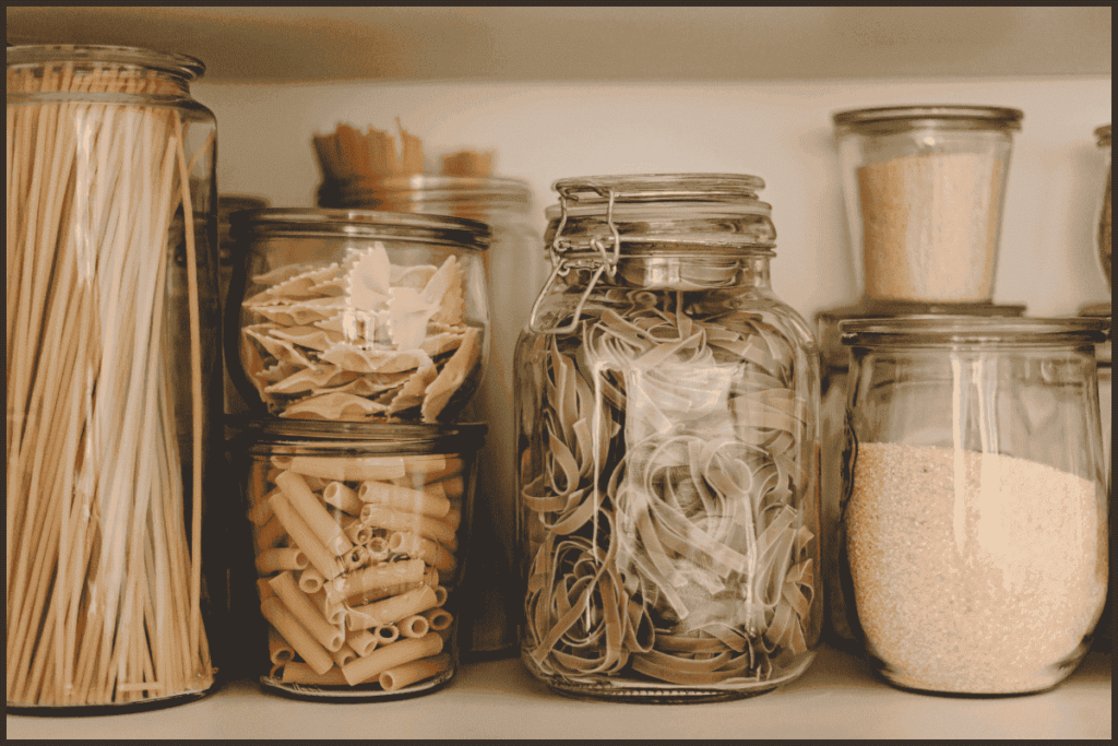 Despensa: Organize a despensa utilizando potes transparentes, etiquetados e de tamanho adequado para otimizar o espaço e facilitar o acesso aos alimentos. Classifique os itens por categoria e coloque os produtos com validade mais próxima à frente para evitar desperdícios.